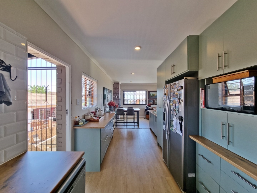 4 Bedroom Property for Sale in Wavecrest Eastern Cape